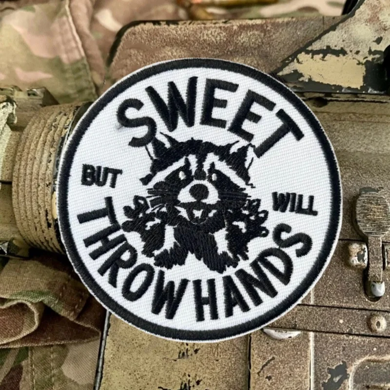 Parche bordado de mapache "SWEET THROWHANDS", ropa, insignia de moral táctica, gancho, parche militar, mochila - imagen 3