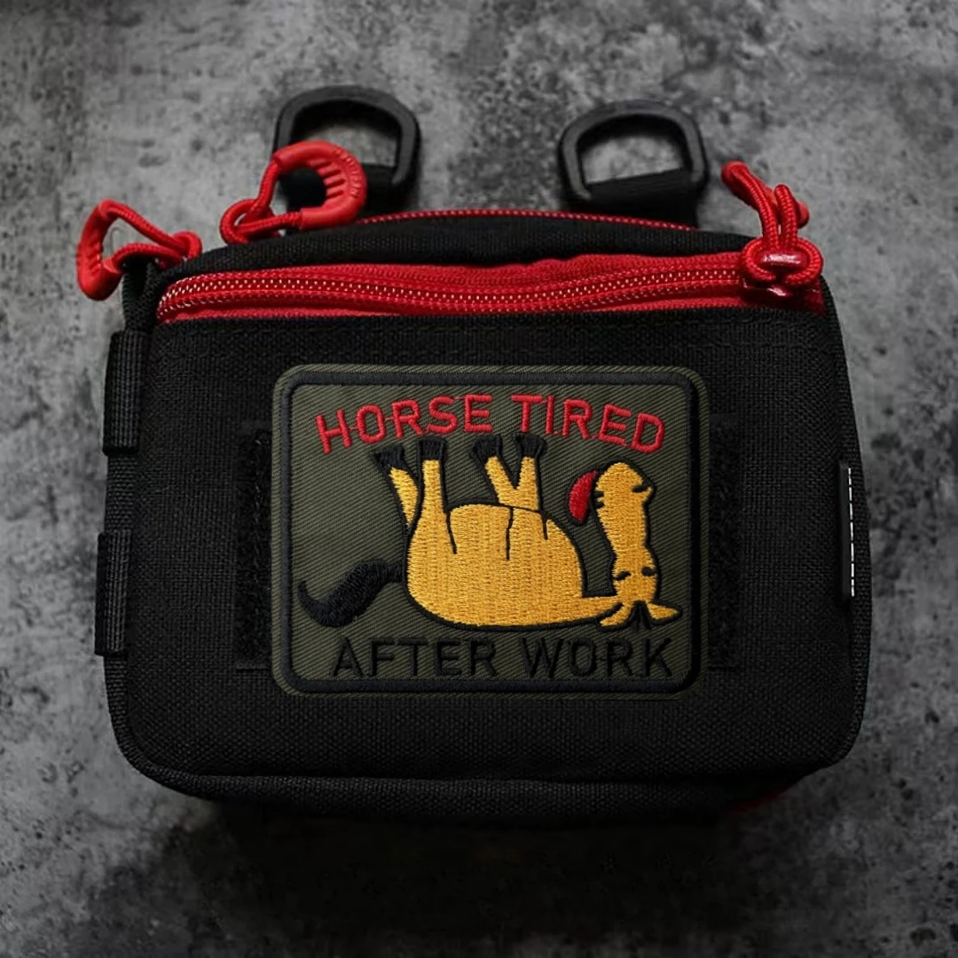 Los caballos están cansados del trabajo. Parches tácticos masculinos para ropa, parche bordado con gancho y bucle, pegatina para mochila militar