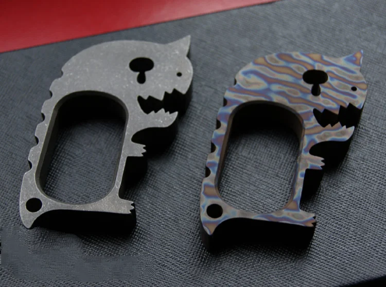 Abrebotellas de aleación de titanio con patrón de llama lavada a la piedra, llavero colgante, decoración - imagen 5