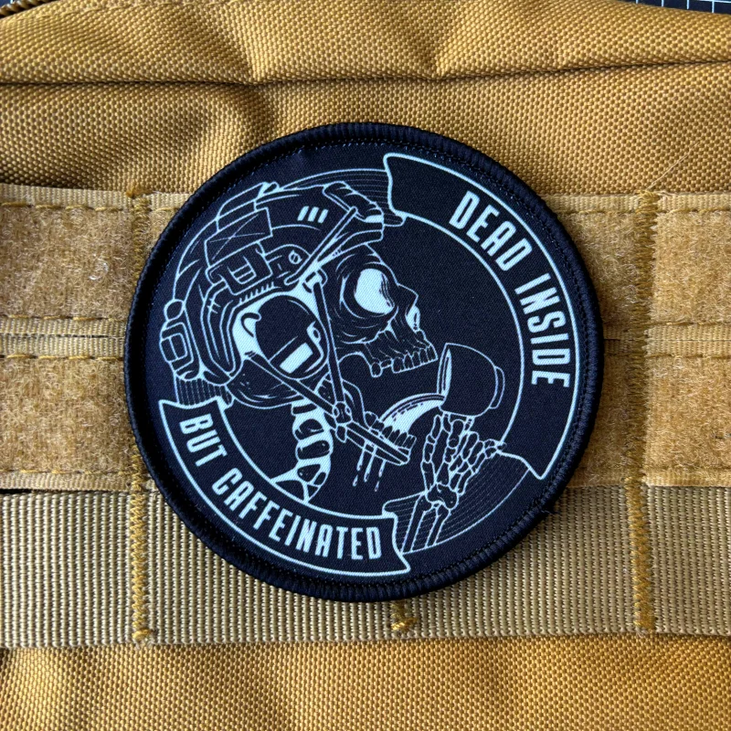 Parche táctico de soldado de calavera, insignia de moral muerta por dentro pero cafeinada, gancho y bucle de impresión, mochila militar, pegatina de muerte - imagen 3