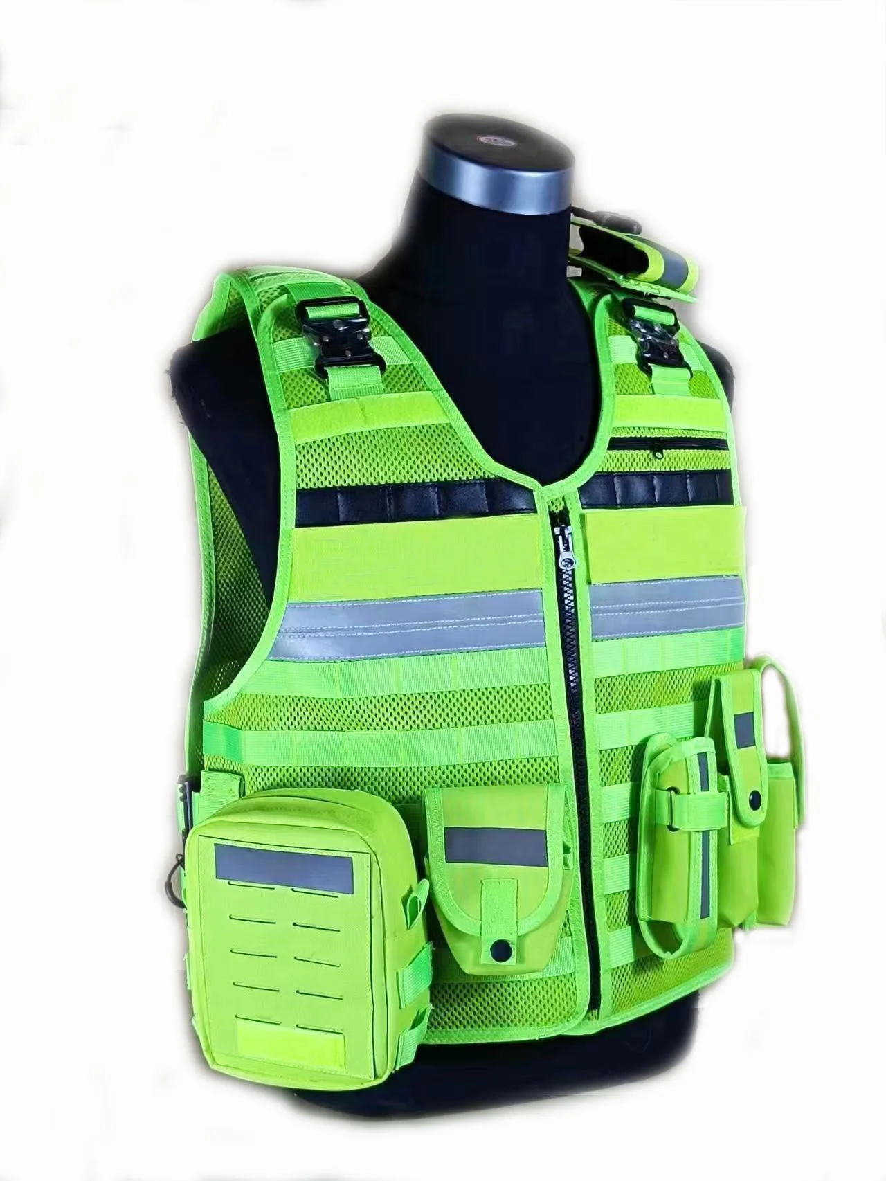 Un chaleco verde con una camisa negra debajo