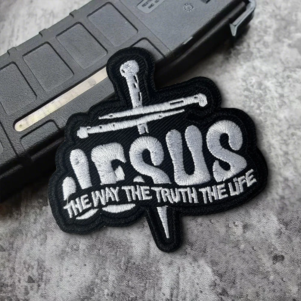 Diseño religioso bordado con inscripción