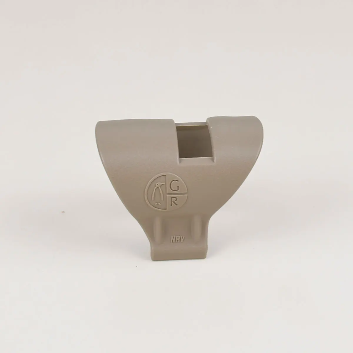 Un objeto gris con una g