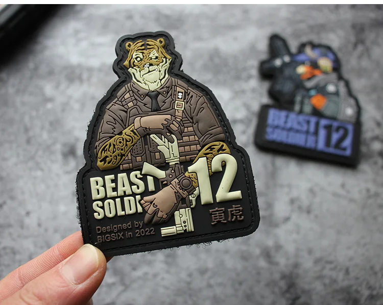 Una persona sostiene un parche que dice Beast Soldier 12