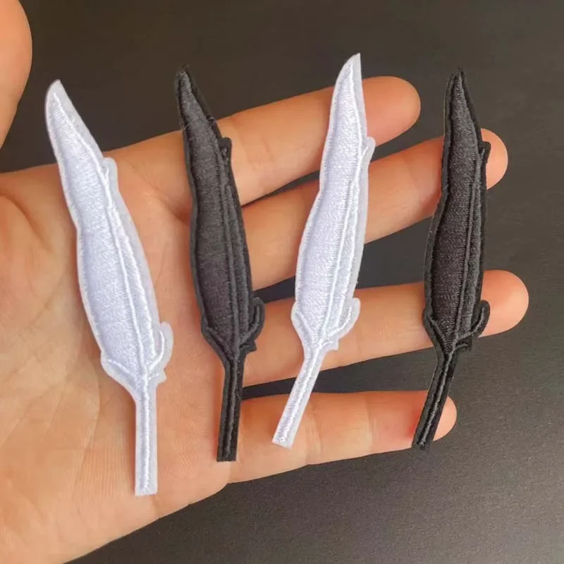 Parche bordado termoadhesivo plumas blancas y negras para ropa