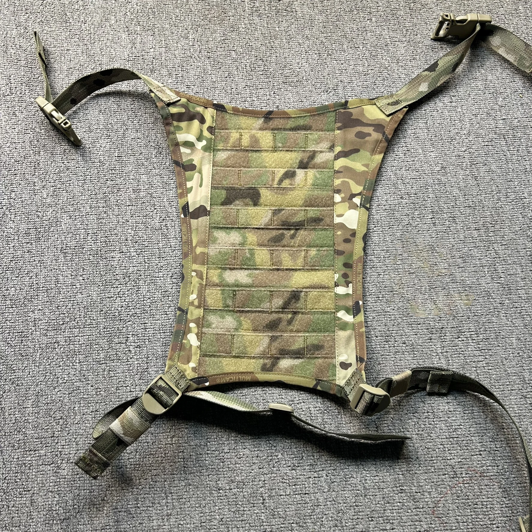 Mochila táctica con bolsillos dobles de canguro, compartimento de expansión, panel MOLLE y colgador para casco