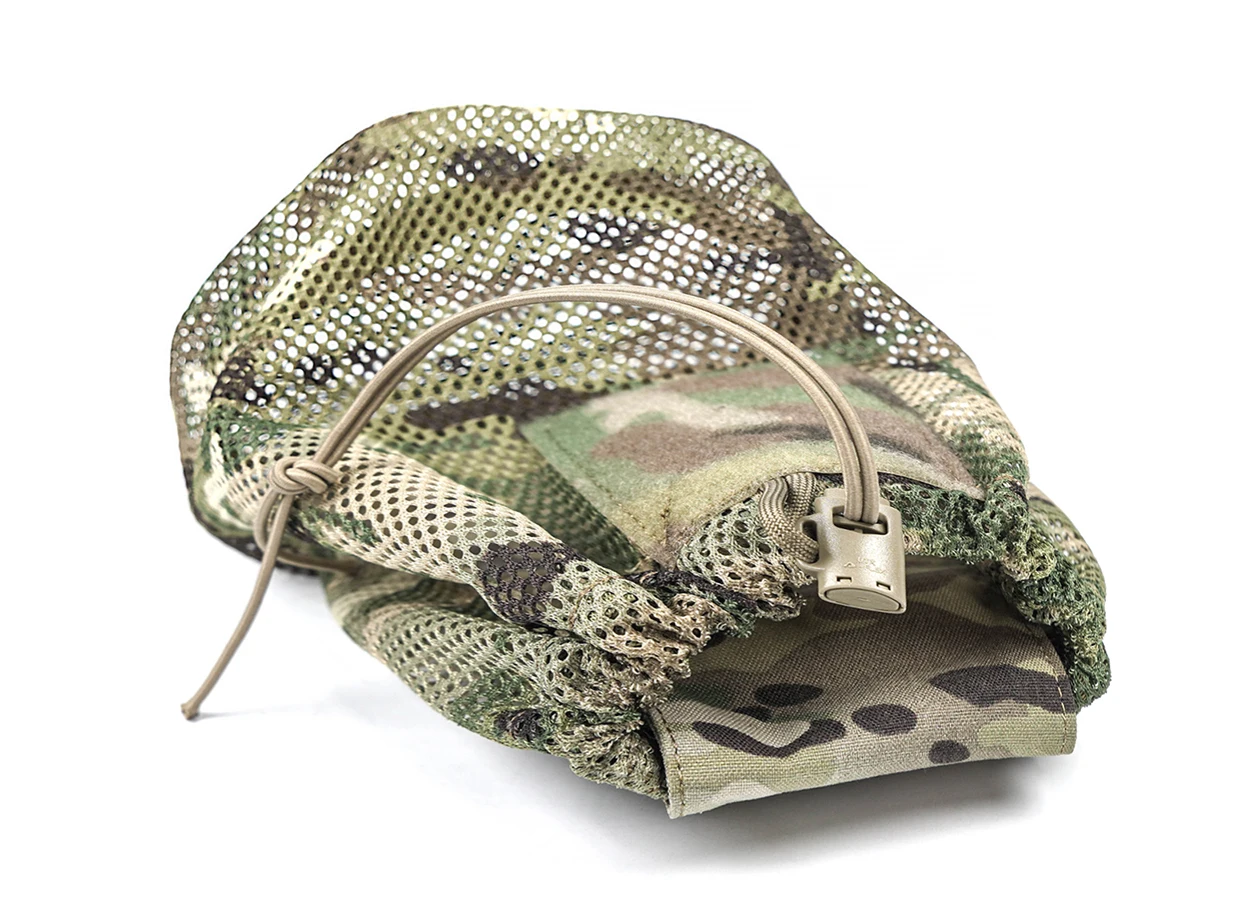 Una bolsa de camuflaje con cremallera y cuerda
