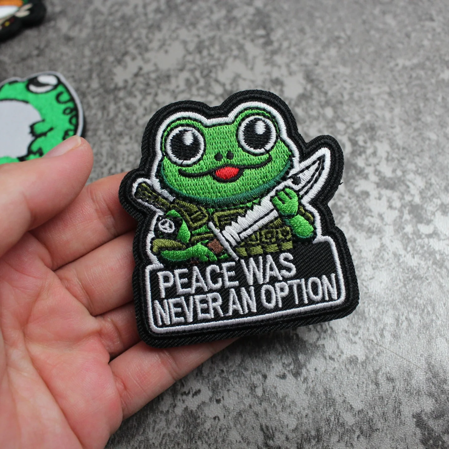 Accesorios para bolsa al aire libre, insignia bordada de rana bonita, decoración de rana pequeña divertida, mochila, parche de gancho y bucle DIY - imagen 4