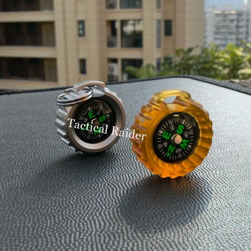 Brújula de aleación de titanio, aguja norte, senderismo al aire libre, escalada de montaña, collar con hebilla - imagen 3