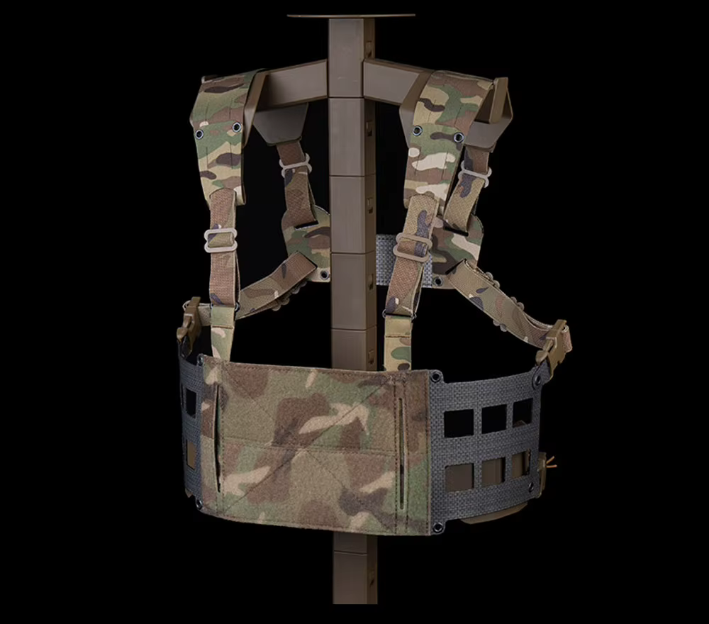 Chest rig en uso con configuración MOLLE extendida