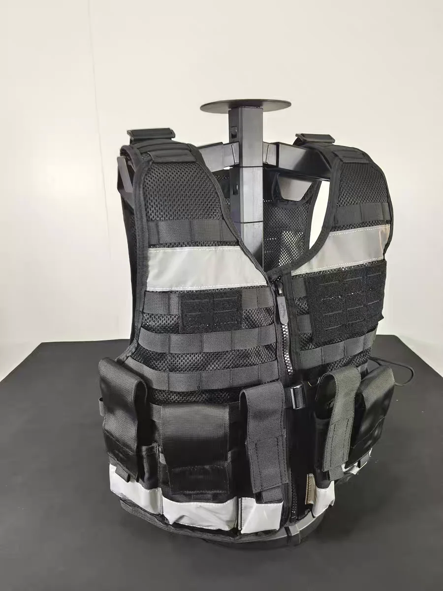 Chaleco táctico negro equipado con bolsillos portaaccesorios - imagen 2