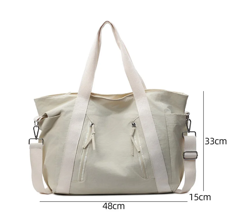 Bolso de mano deportivo para mujer en uso