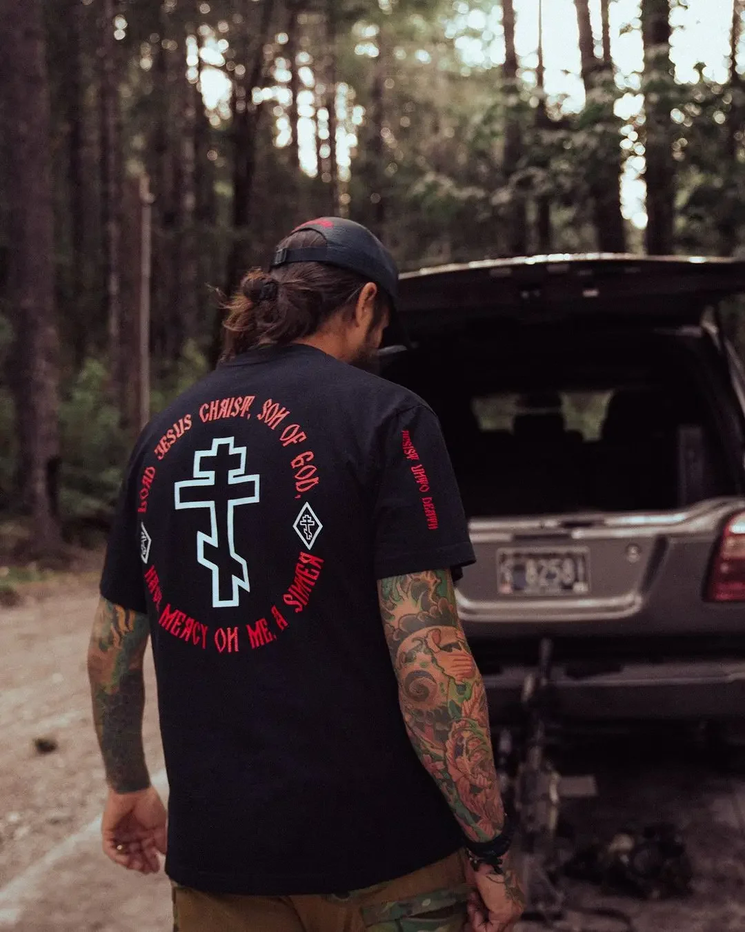 Camiseta de oración estampada irregular de gran tamaño de manga corta negra de manga corta - imagen 3