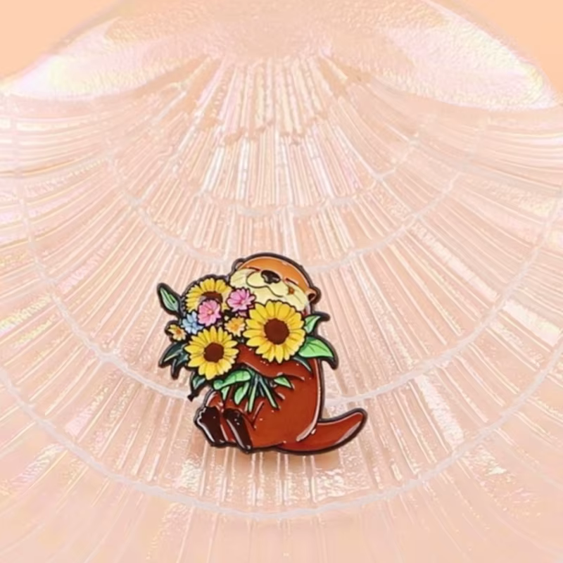 Pin esmalte nutria y girasoles – Broche metálico para ropa y sombrero