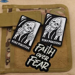 Parche táctico de calavera con texto en inglés "Faith Over Fear Stay Positive", parches bordados con gancho y bucle, brazalete, insignia de moral militar, pegatinas para mochila