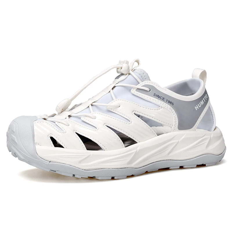 Zapatos en uso durante trekking acuático