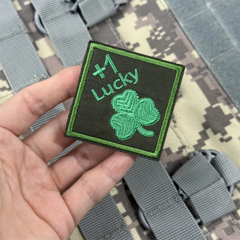 Parche con insignia de moral divertida de trébol de la suerte, brazalete táctico, parches de gancho y bucle bordados, mochila para exteriores, accesorios para sombreros, pegatinas - imagen 3