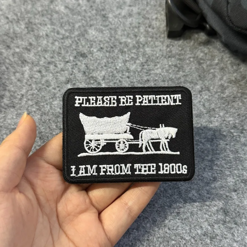 Parche bordado de vagón de caballos Vintage divertido "Por favor sea paciente soy de los años 1900" insignia de gancho y bucle para chaqueta mochila sombrero - imagen 4