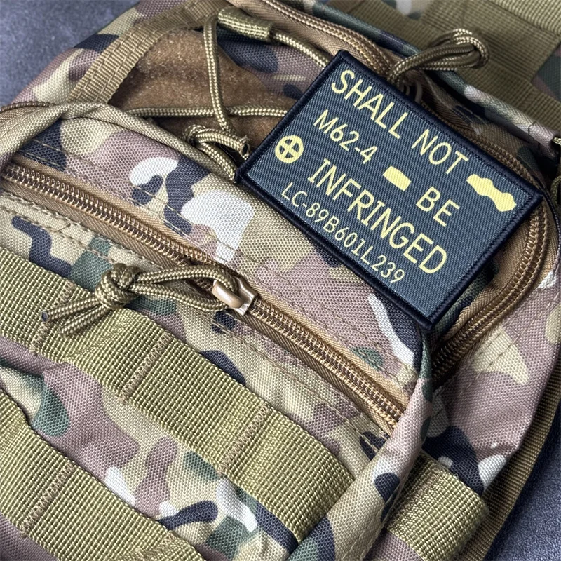 Parche estampado "SHALL NOT BE INFRINGED" para ropa, insignia de moral táctica, parche militar con gancho, pegatina para mochila, brazalete