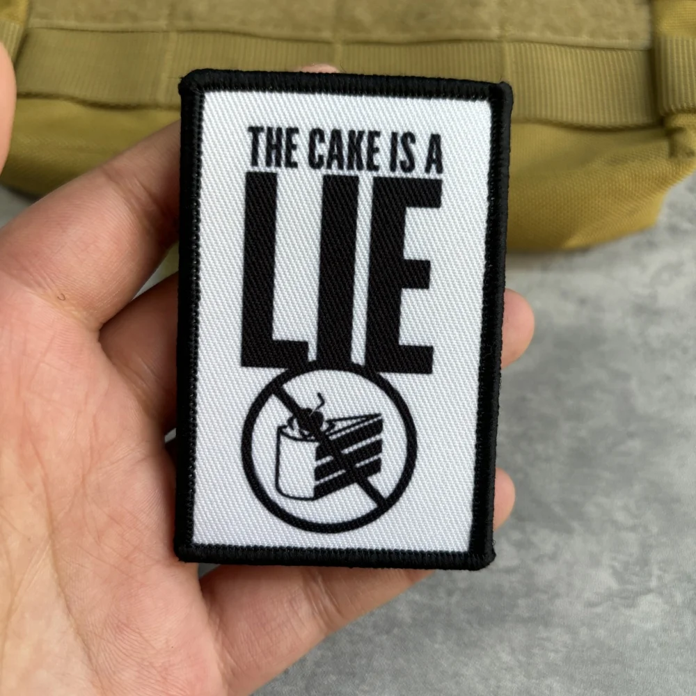 Portal The Cake Is A Lie Morale Tactische Patch Gedrukt Klittenbandembleem Chevron Militaire Badge Armband Kleding Rugzak Stickers