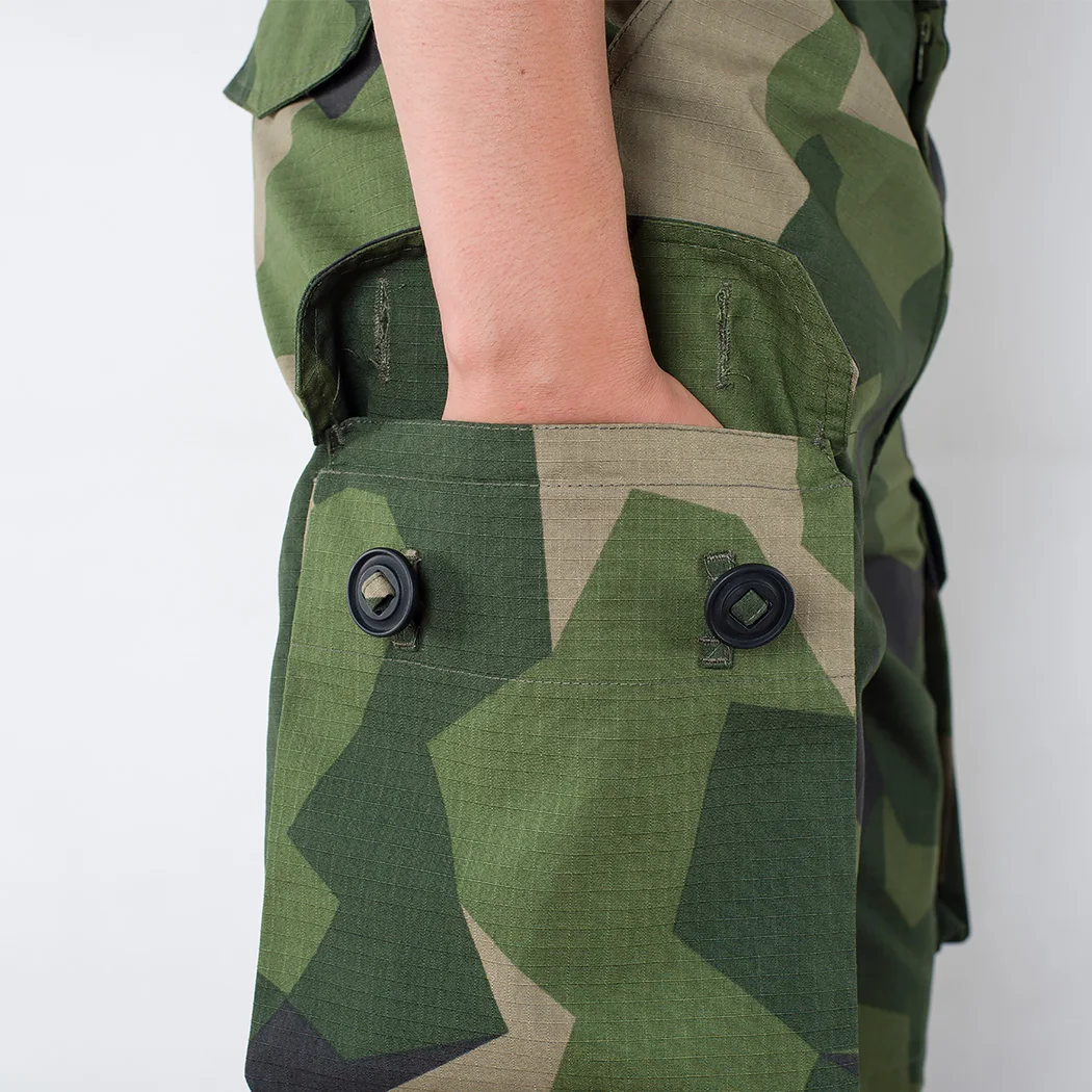 Un atuendo de camuflaje con bolsillo