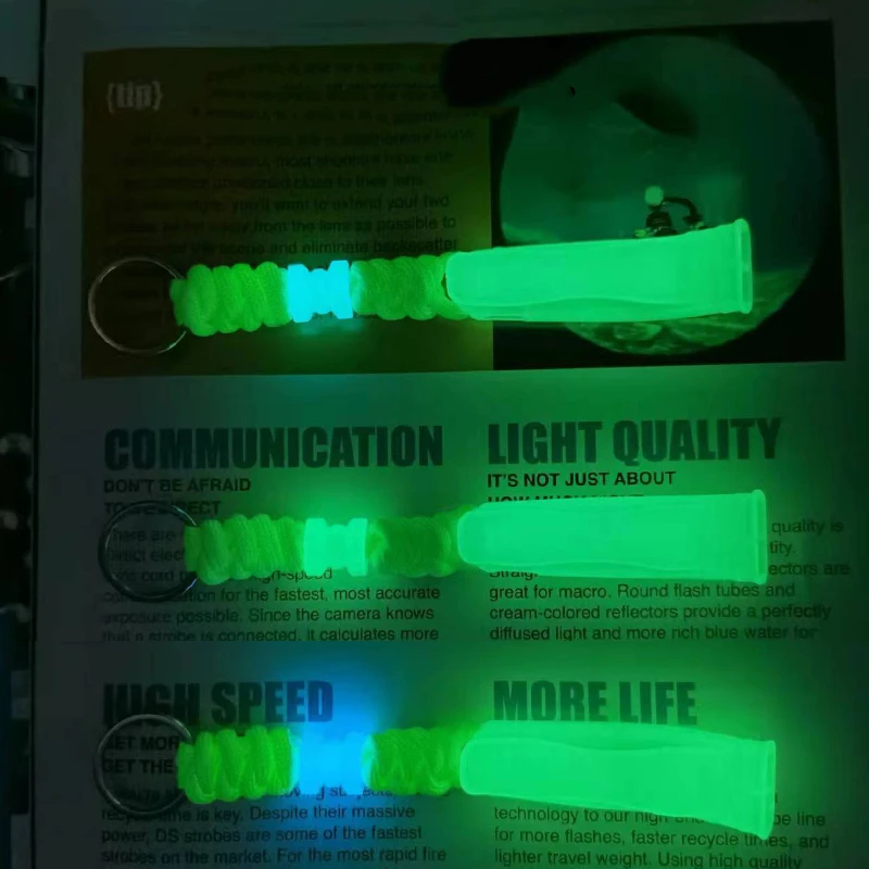 Silbato que brilla en la oscuridad, chaleco salvavidas de seguridad de emergencia para agua de decibelios ultraaltos, colgante de llavero con silbato de socorro BCD para buceo - imagen 4