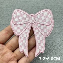 Parche bordado termoadhesivo lazo rosa para mochila y ropa