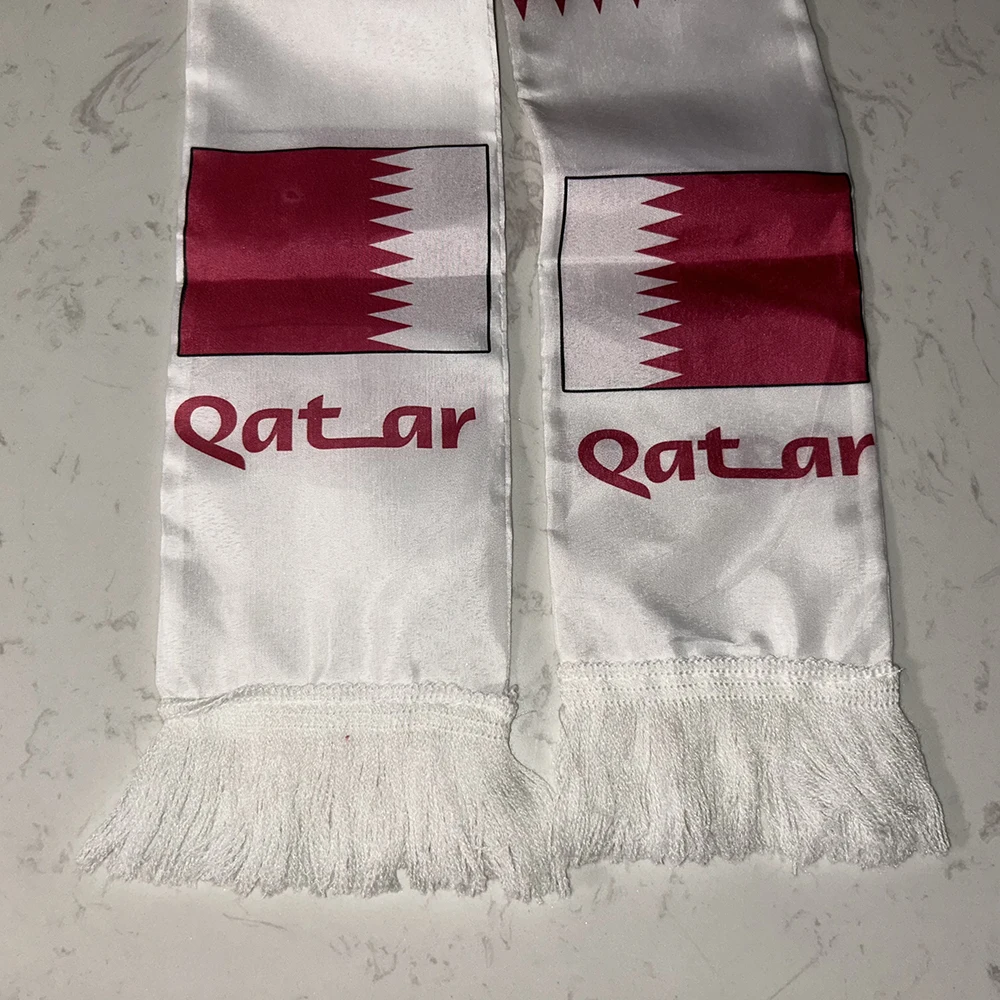 Bufanda Qatar fútbol doble cara satén estampada con borlas - imagen 5