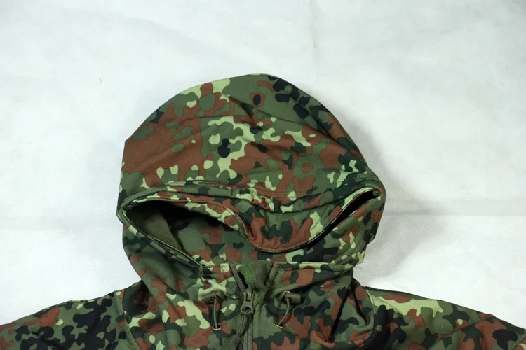 Una chaqueta de camuflaje con capucha