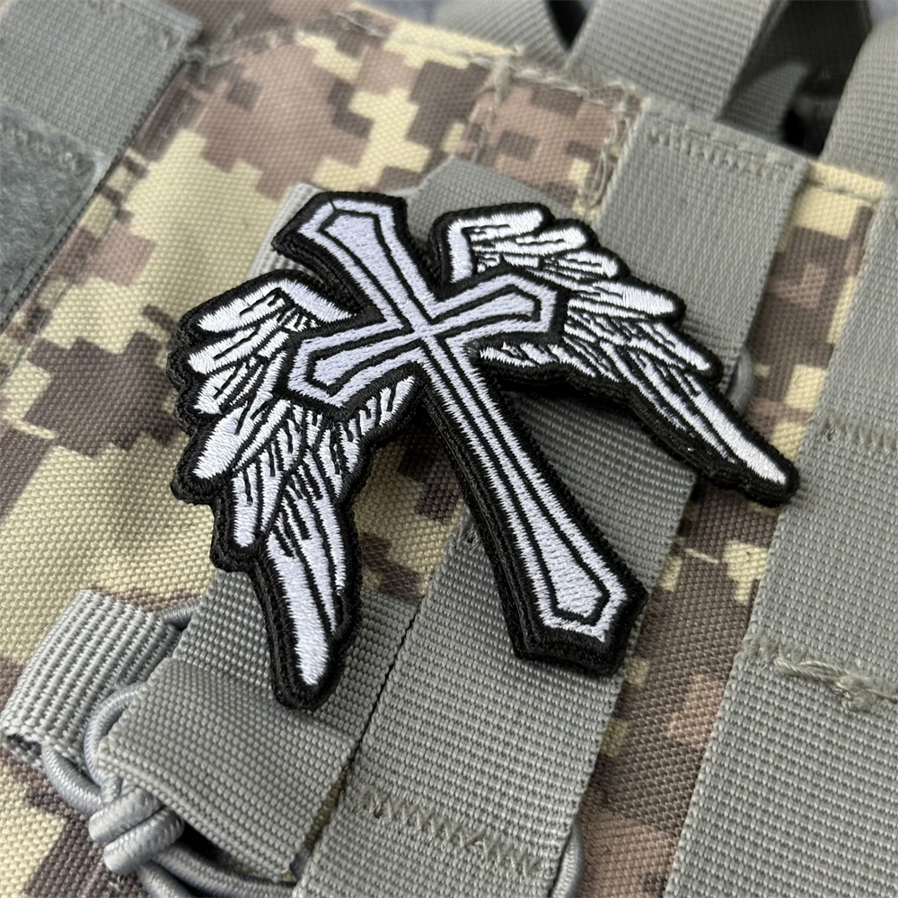 Parche táctico de moral con cruz con alas, insignia cristiana angélica, parches bordados de gancho y bucle para ropa, pegatina para mochila - imagen 5