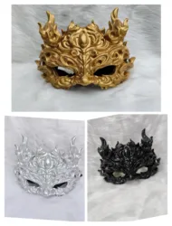 La máscara de media cara de estilo chino está hecha de resina y características elementos de la bestia mítica tradicional china, el Qilin