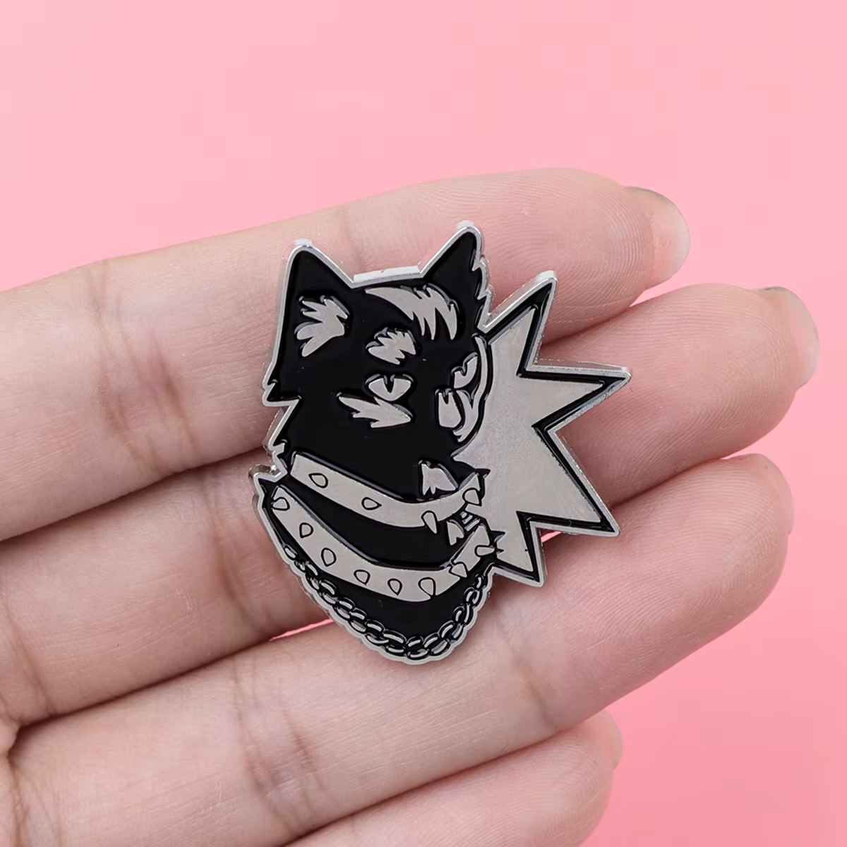 Detalle del broche y el estilo gótico
