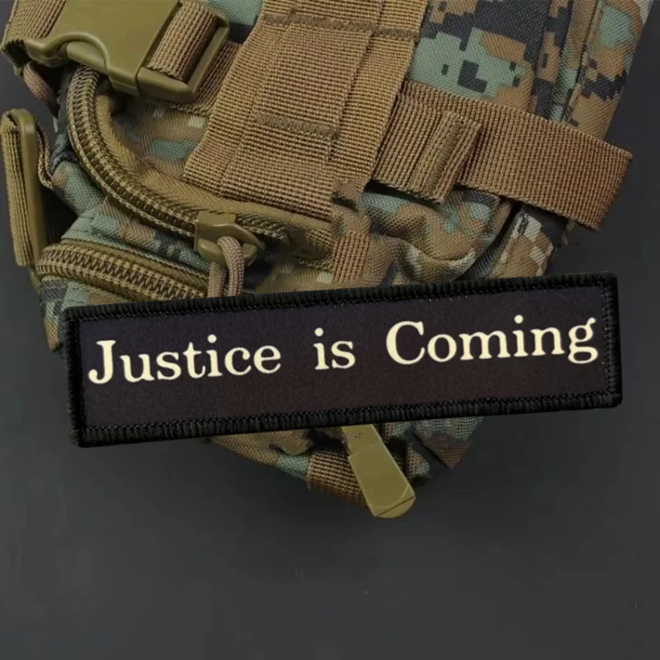 Parche táctico Justice Is Coming, brazalete con gancho y bucle impreso divertido, insignia de moral militar, pegatinas para mochila y ropa