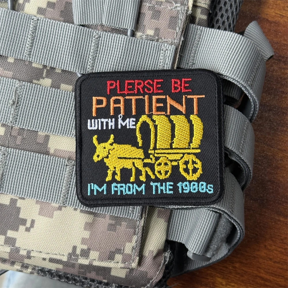 Parche con cita divertida "Sea Patient with Me Im From The 1900", insignia moral táctica, parches con gancho bordado para ropa