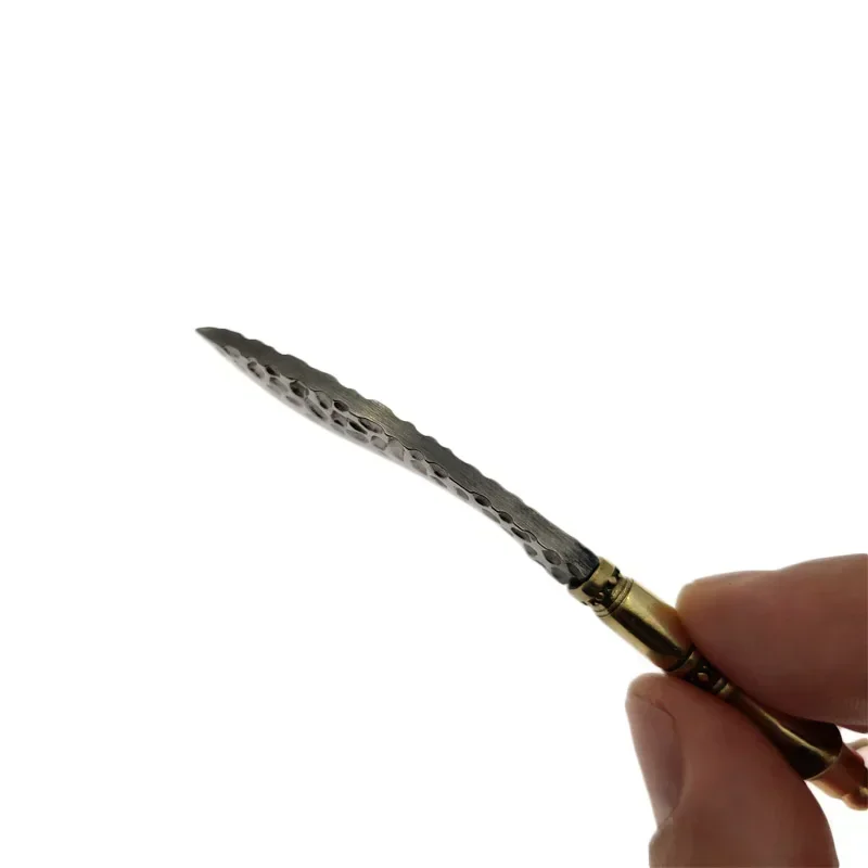 Cuchillo junto a su estuche y presentación completa