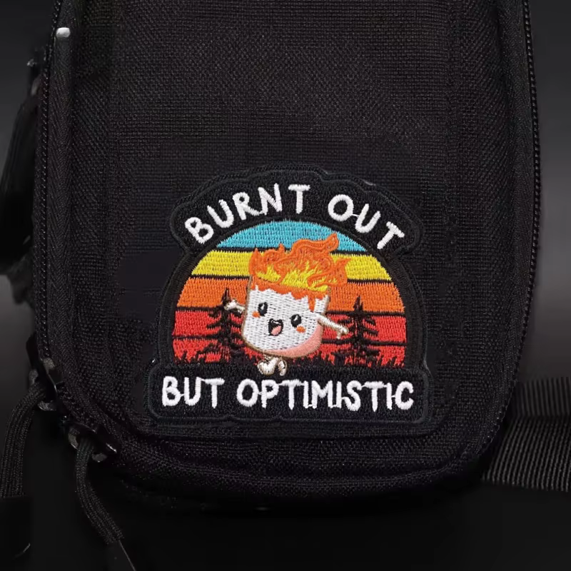 Parche bordado moral 'Burnt Out But Optimistic' velcro para mochila