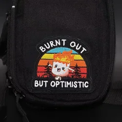 Parche bordado moral 'Burnt Out But Optimistic' velcro para mochila