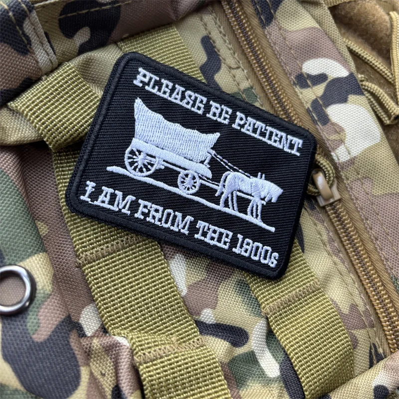 Parche bordado táctico "por favor sea paciente, soy de los años 1900", insignia de moral, parches con gancho, pegatinas para mochila - imagen 4