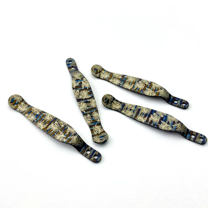 Un conjunto de cuatro cepillos de dientes con un diseño azul y blanco.