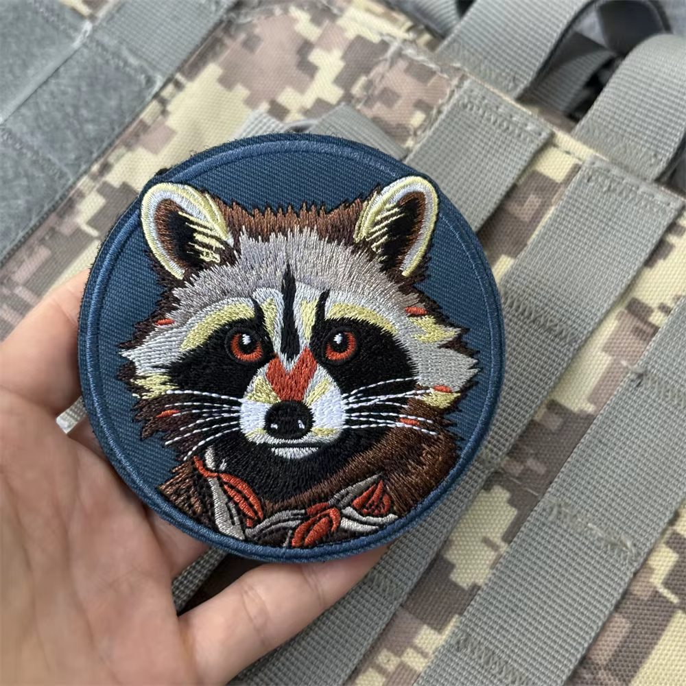 Parche táctico bordado Raccoon con velcro para mochila - imagen 3