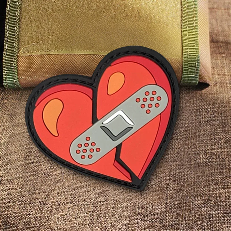 Parche para brazalete de corazón agrietado en ropa, divertido insignia de moral táctica de PVC, parches de bucle de gancho, pegatinas para mochila militar - imagen 5