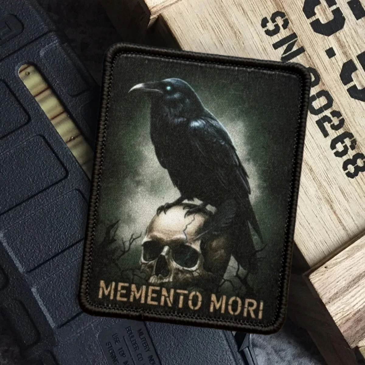 Parche táctico Memento Mori cuervo y calavera con velcro para mochila - imagen 2