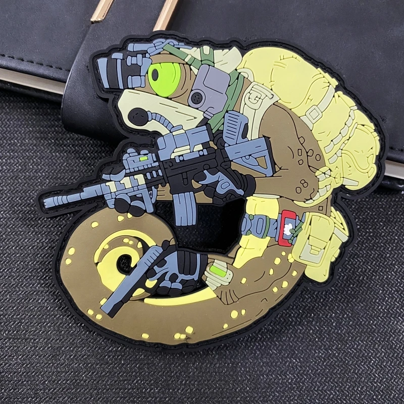 Insignia de moral táctica de camaleón de combate, pistola de camaleón, 3D gancho y bucle de PVC, mochila, pegatinas de ropa, brazalete para deportes al aire libre - imagen 2