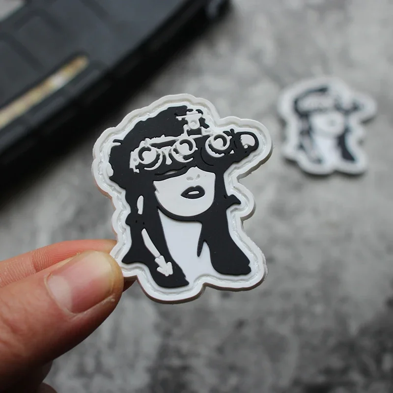 Ojos de visión nocturna para mujer, insignia de moral de PVC que brilla en la oscuridad, brazalete militar, Parche de gancho y bucle, decoración de mochila táctica - imagen 4