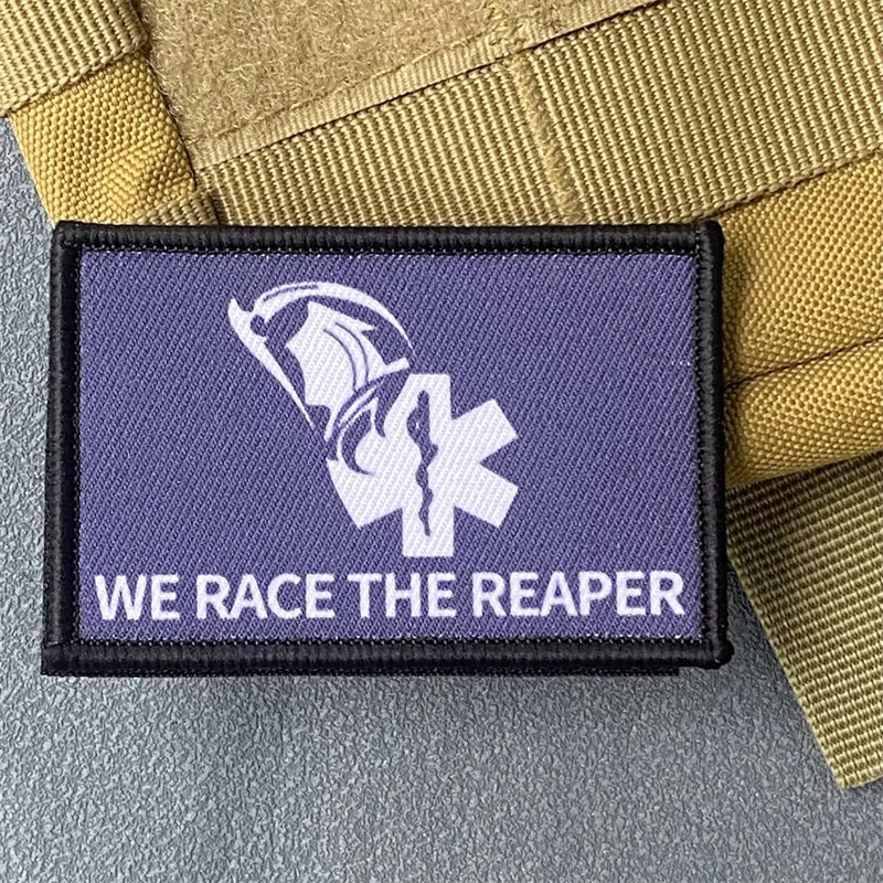 We Race The Reaper Medical parche táctico estampado gancho y bucle brazalete insignia de moral militar mochila ropa pegatina brazalete - imagen 3