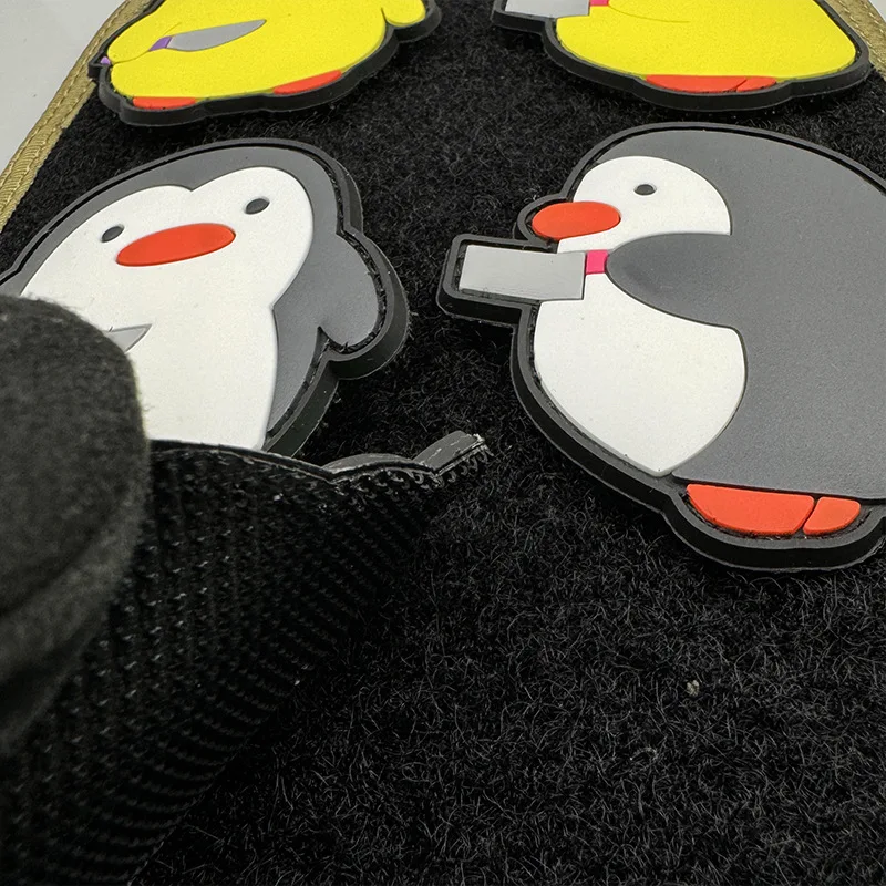Lindo dibujo animado Beastie pequeño pato amarillo con cuchillo ganso Rana parche de PVC insignia de moral mochila táctica gancho y bucle para ropa - imagen 4