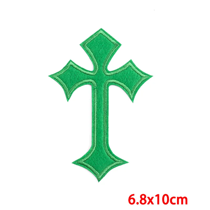 Una cruz verde con un 6