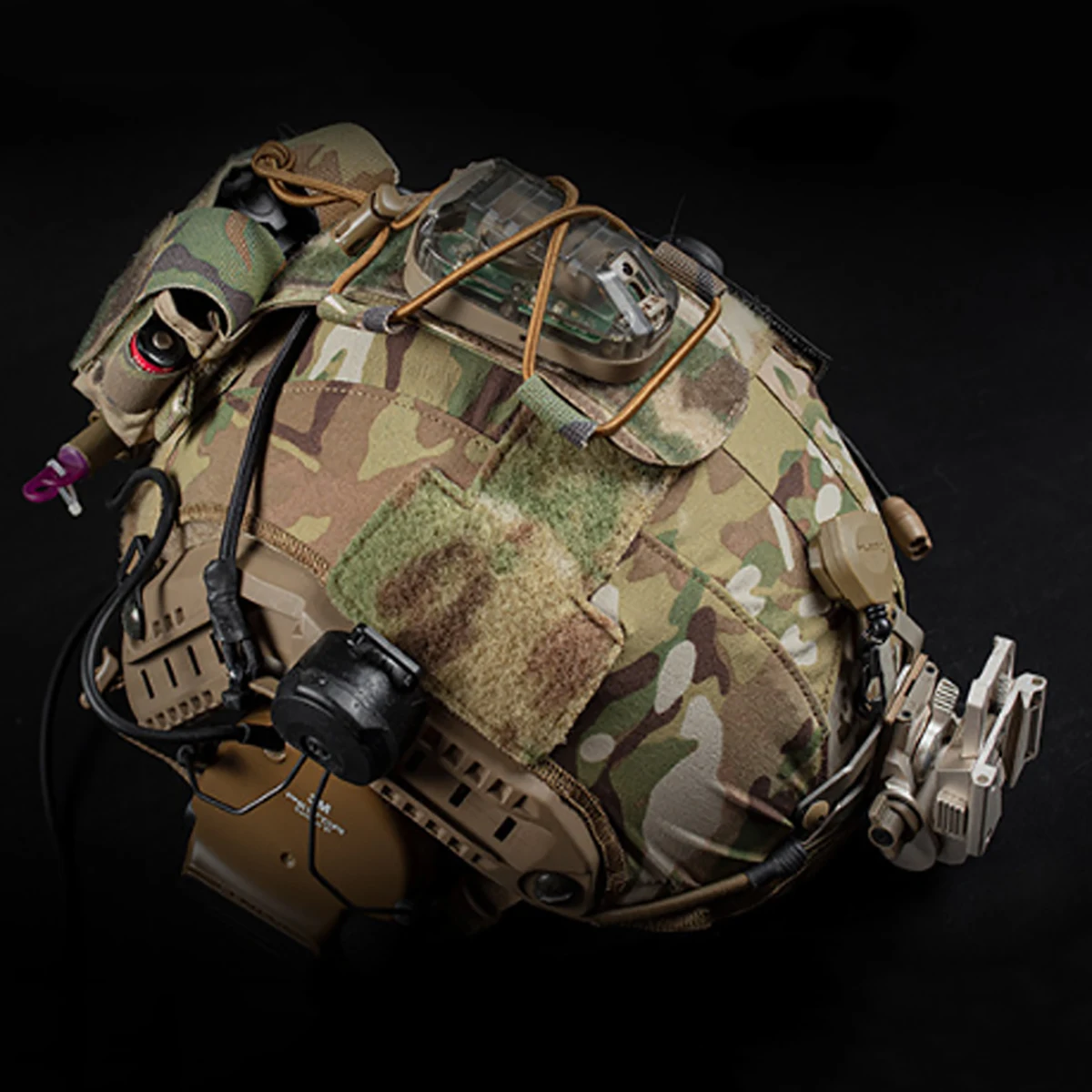 Una mochila de camuflaje con muchas correas y dispositivos