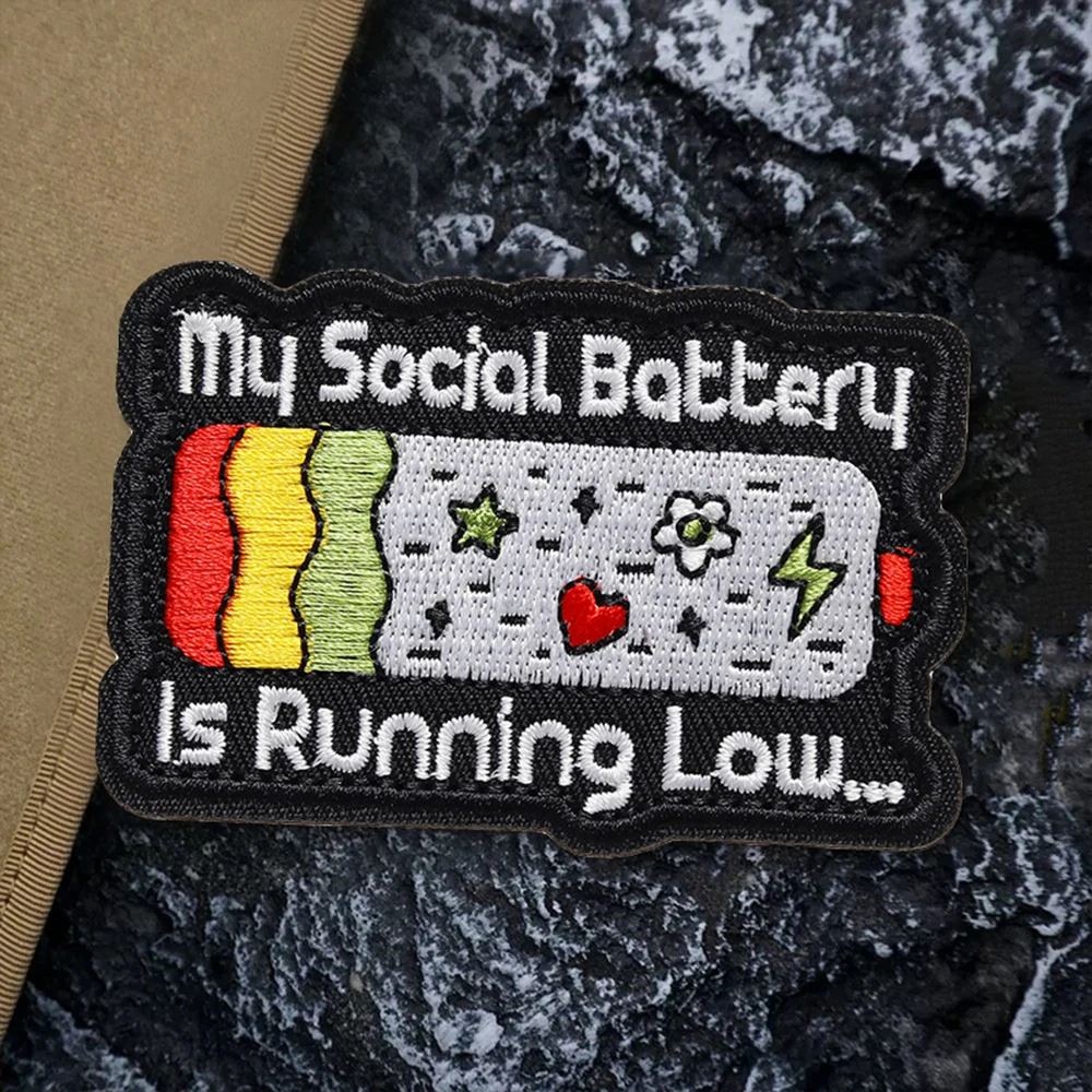 Mi batería Social está corriendo bajo divertido Meme parche táctico Velcros gancho y bucle insignia de moral bordada militar para mochila Molle