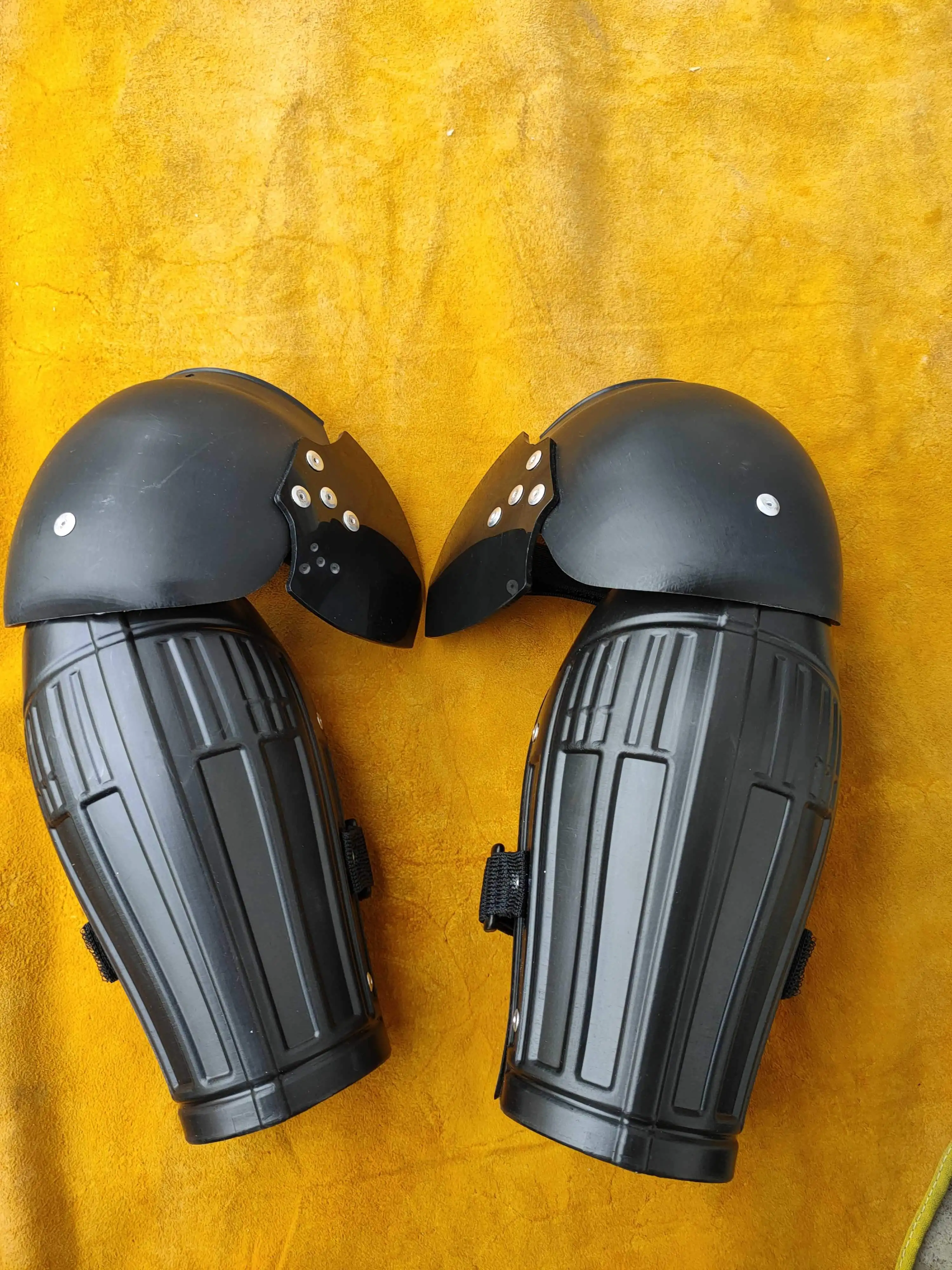 Equipo de protección, protectores de brazos, armadura de hombro. Protector de garganta, - imagen 3